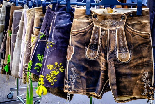 Farben und Stickereien – Designvielfalt bei Lederhose Herren - Lederhose Herren