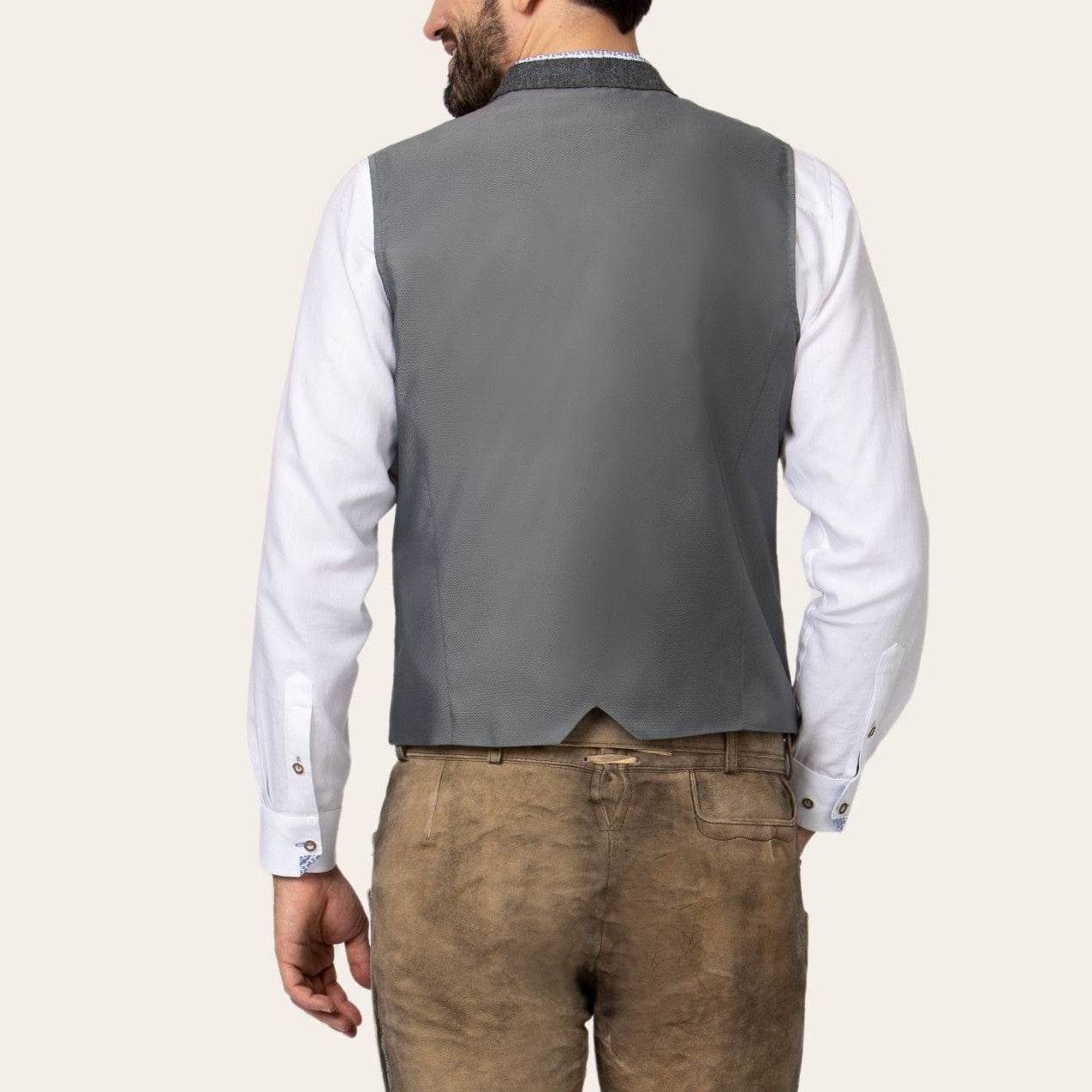 Trachtenweste in Anthrazit mit Ziernähten und Kontrastfutter - Lederhose Herren