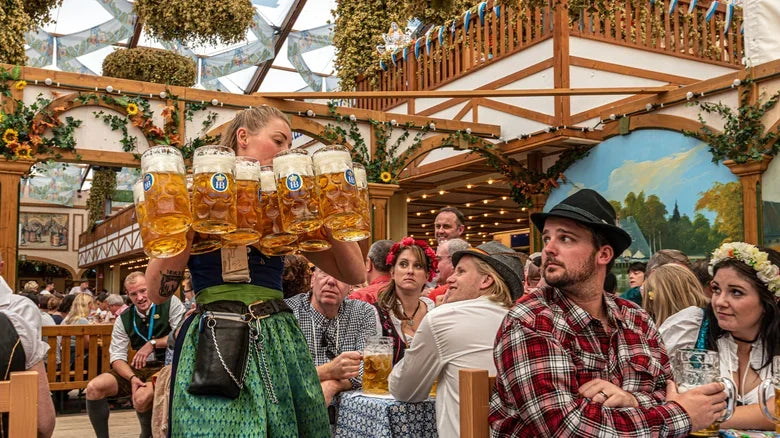 Die besten Orte in Bayern, die du während des Oktoberfests 2025 besuchen solltest - Lederhose Herren