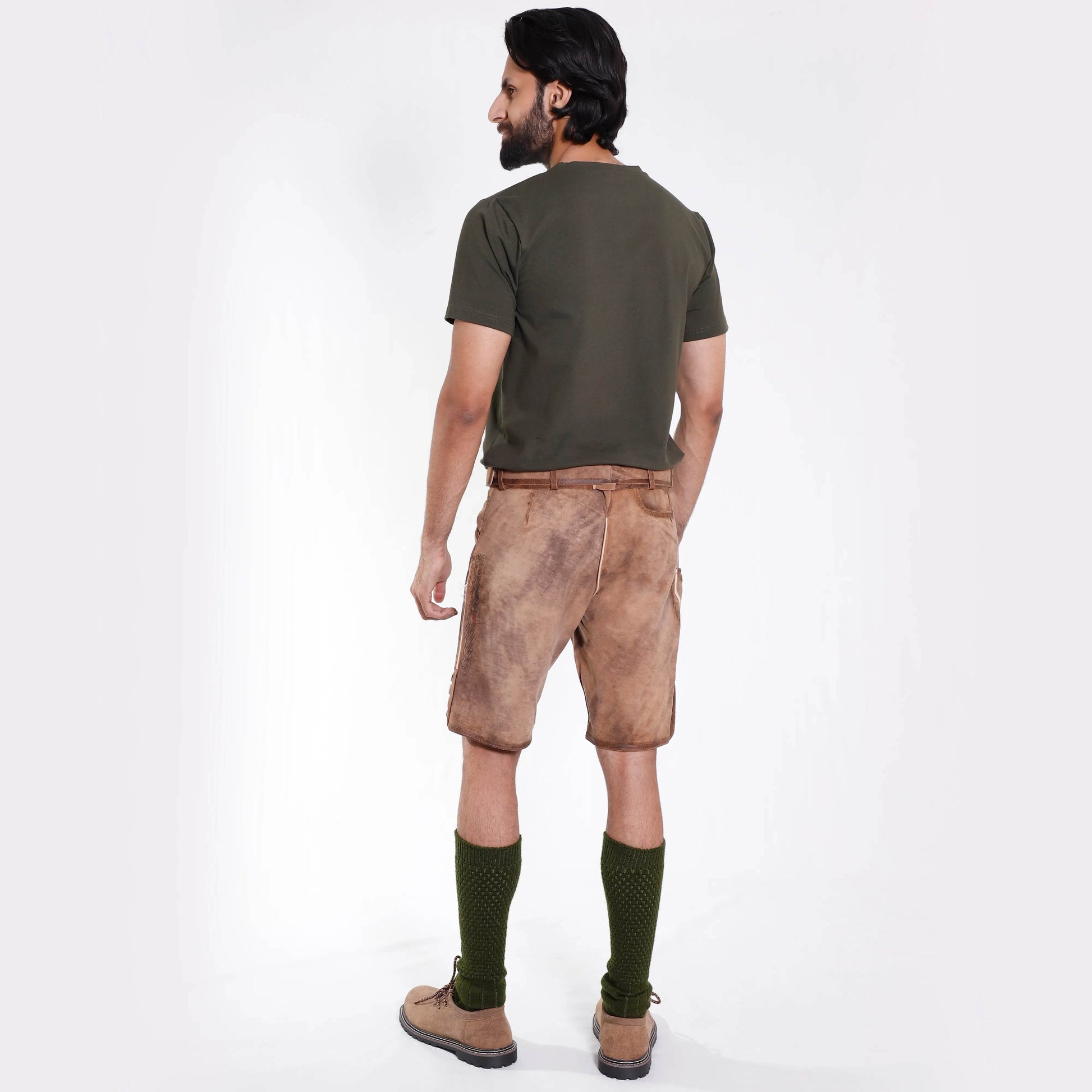 Kurze Lederhose Herren Tracht mit Latz und klassischer Stickerei - Lederhose Herren