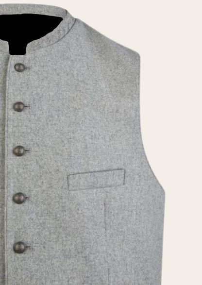 Modische Trachtenweste mit Paspeln und aufwendiger Stickerei - Lederhose Herren